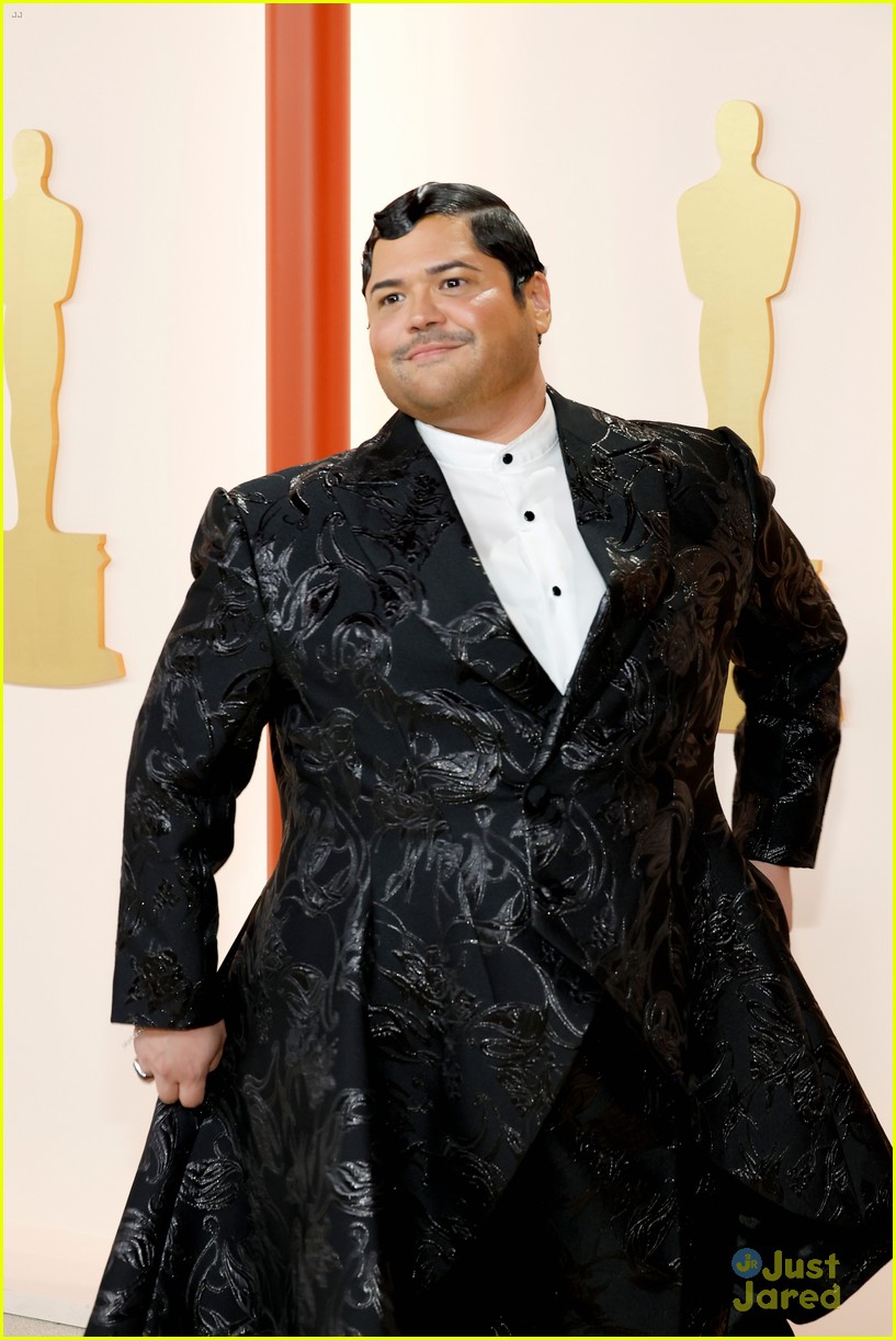 Harvey Guillen Twirls on the Carpet at the Oscars 2023 Photo 1371355