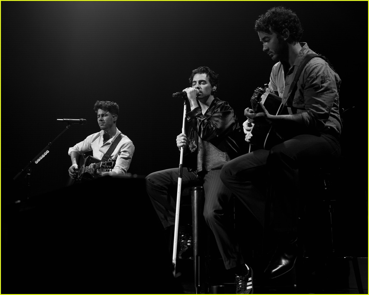 Jonas Brothers Kick Off Broadway Residency Kevin Jonas Makes Broadway Debut Photo 1371926