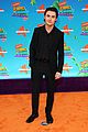 peyton list wears adam sandler inspired look while presenting at kids choice awards 01