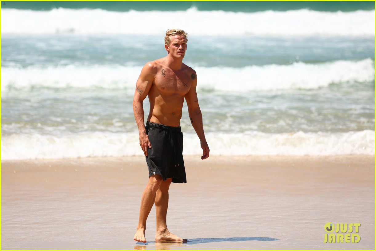 cody-simpson-shirtless-beach-cleanup-02.