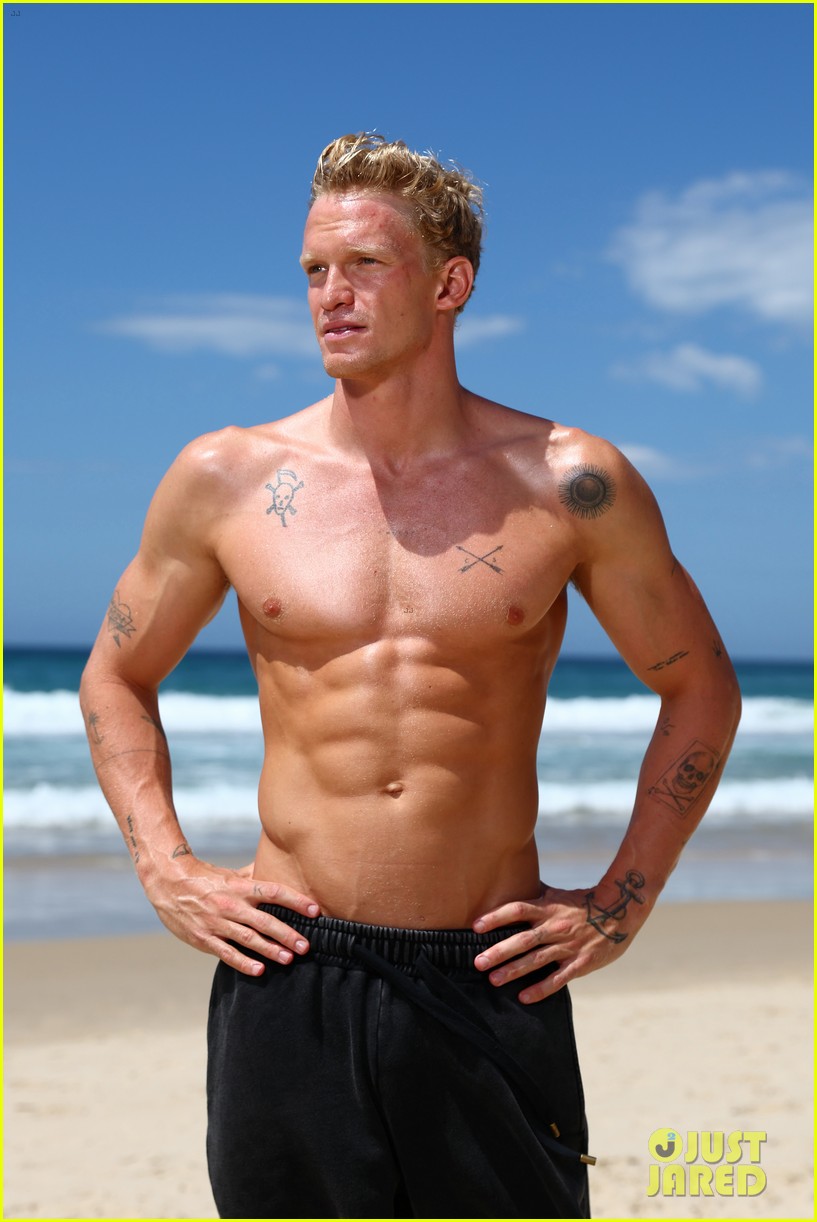 cody-simpson-shirtless-beach-cleanup-09.