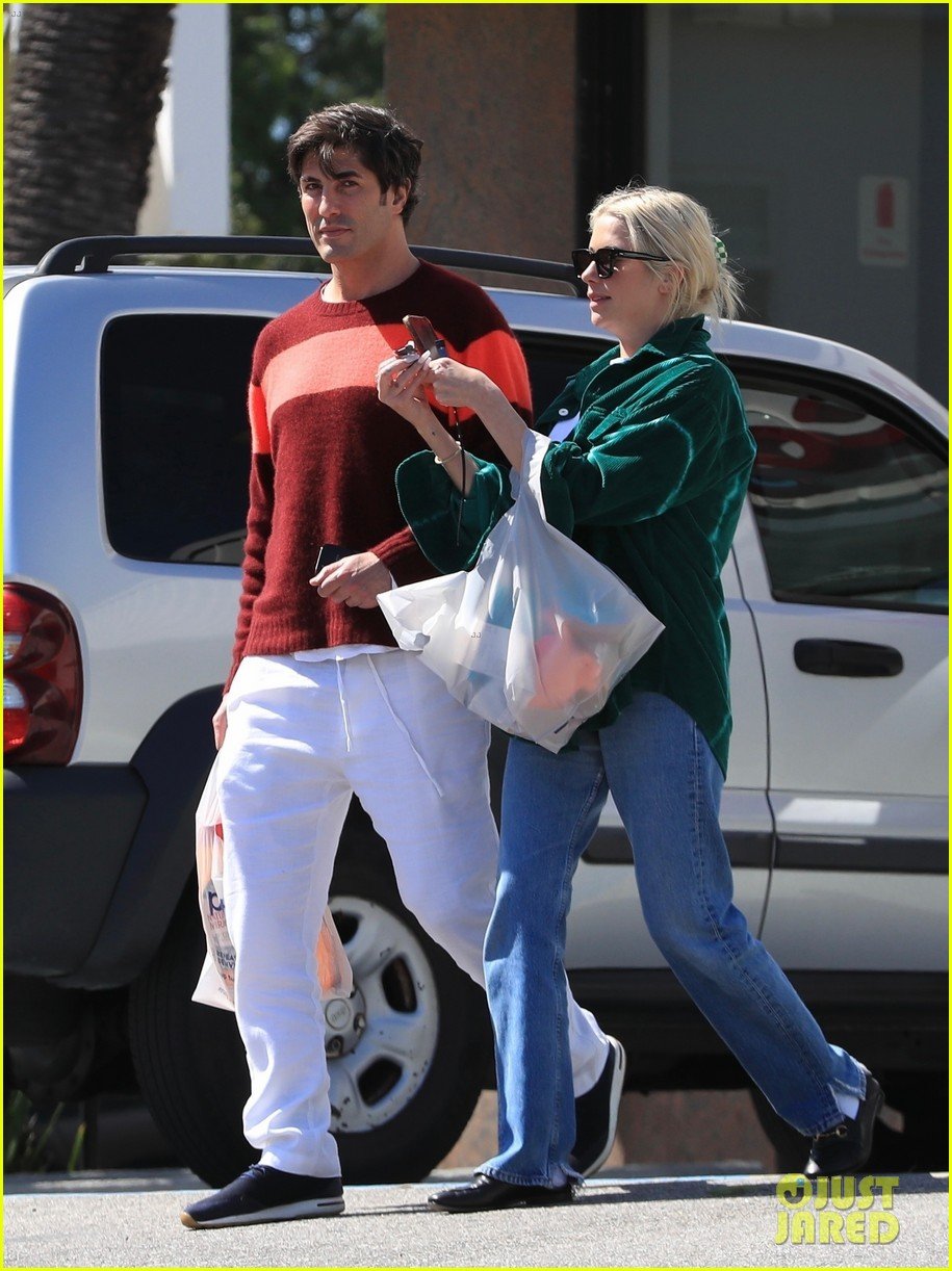 Ashley Benson & Boyfriend Brandon Davis Pick Up Pet Supplies While