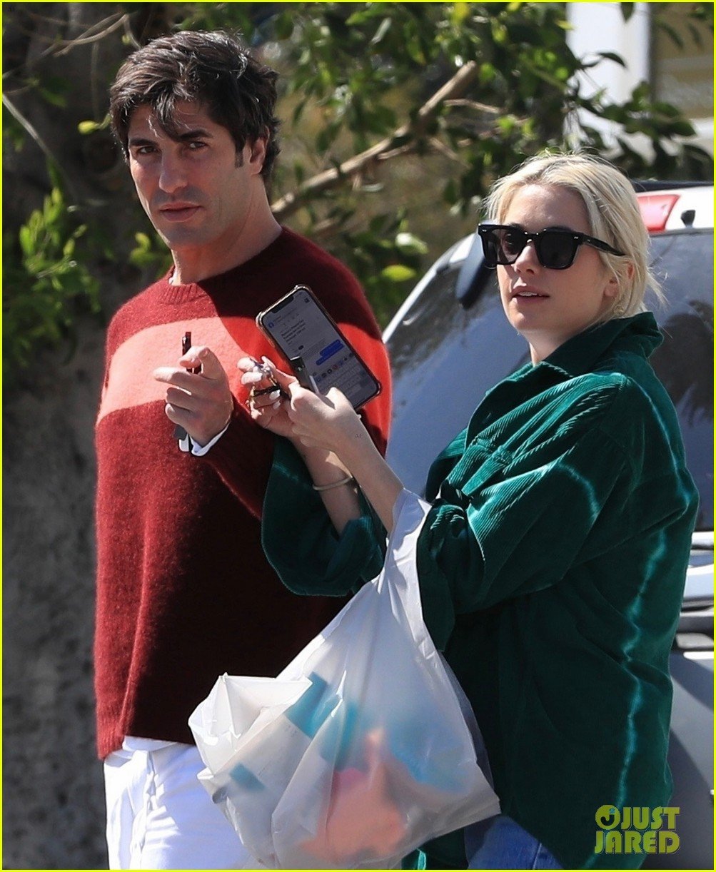 Ashley Benson & Boyfriend Brandon Davis Pick Up Pet Supplies While