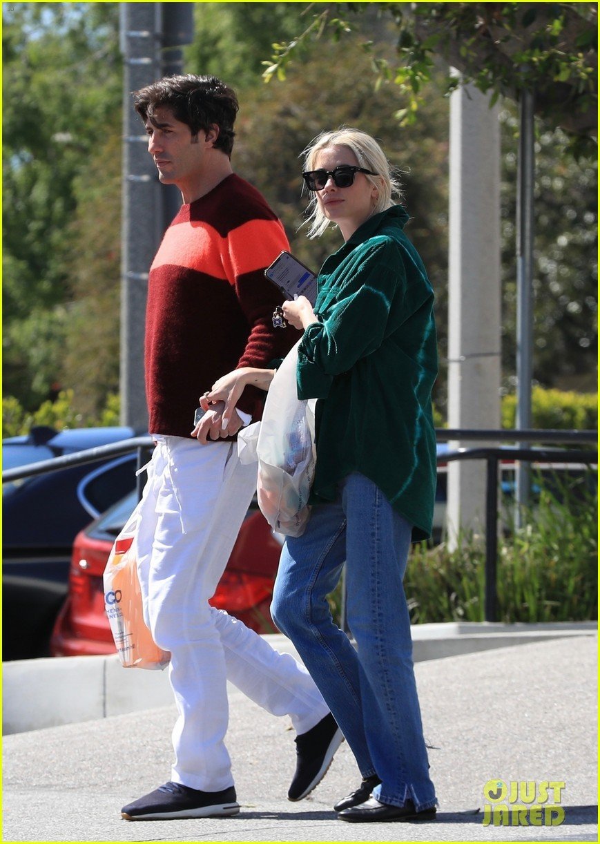 Ashley Benson & Boyfriend Brandon Davis Pick Up Pet Supplies While