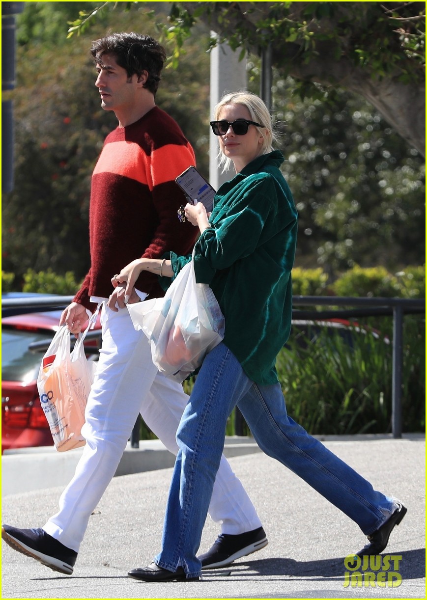 Ashley Benson & Boyfriend Brandon Davis Pick Up Pet Supplies While