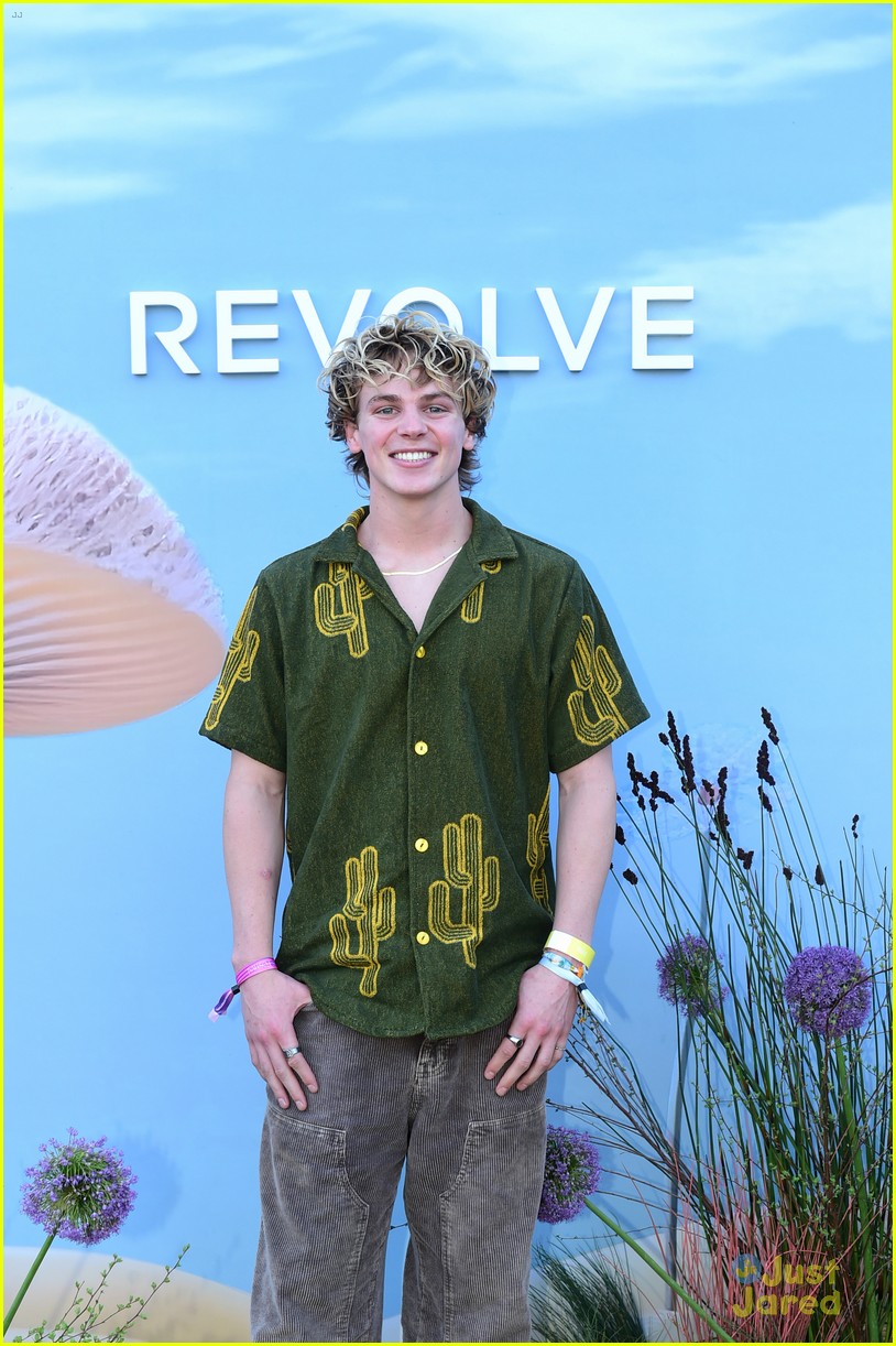 Full Sized Photo of charli damelio goes blonde for revolve festival at