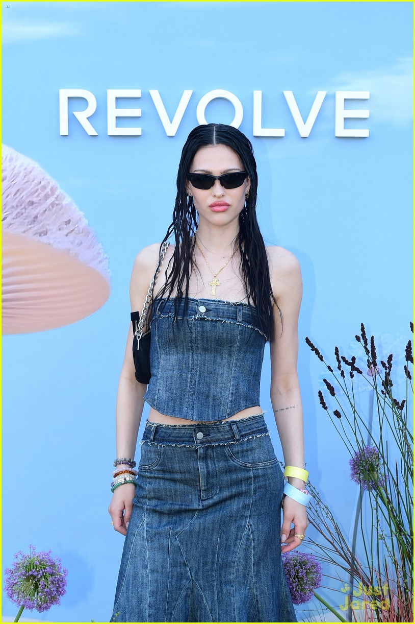 Charli D'Amelio Goes Blonde for Revolve Festival at Coachella with