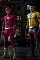 first look photos teaser at stephen amell keiynan lonsdale back on the flash 01