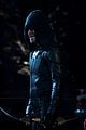 first look photos teaser at stephen amell keiynan lonsdale back on the flash 02