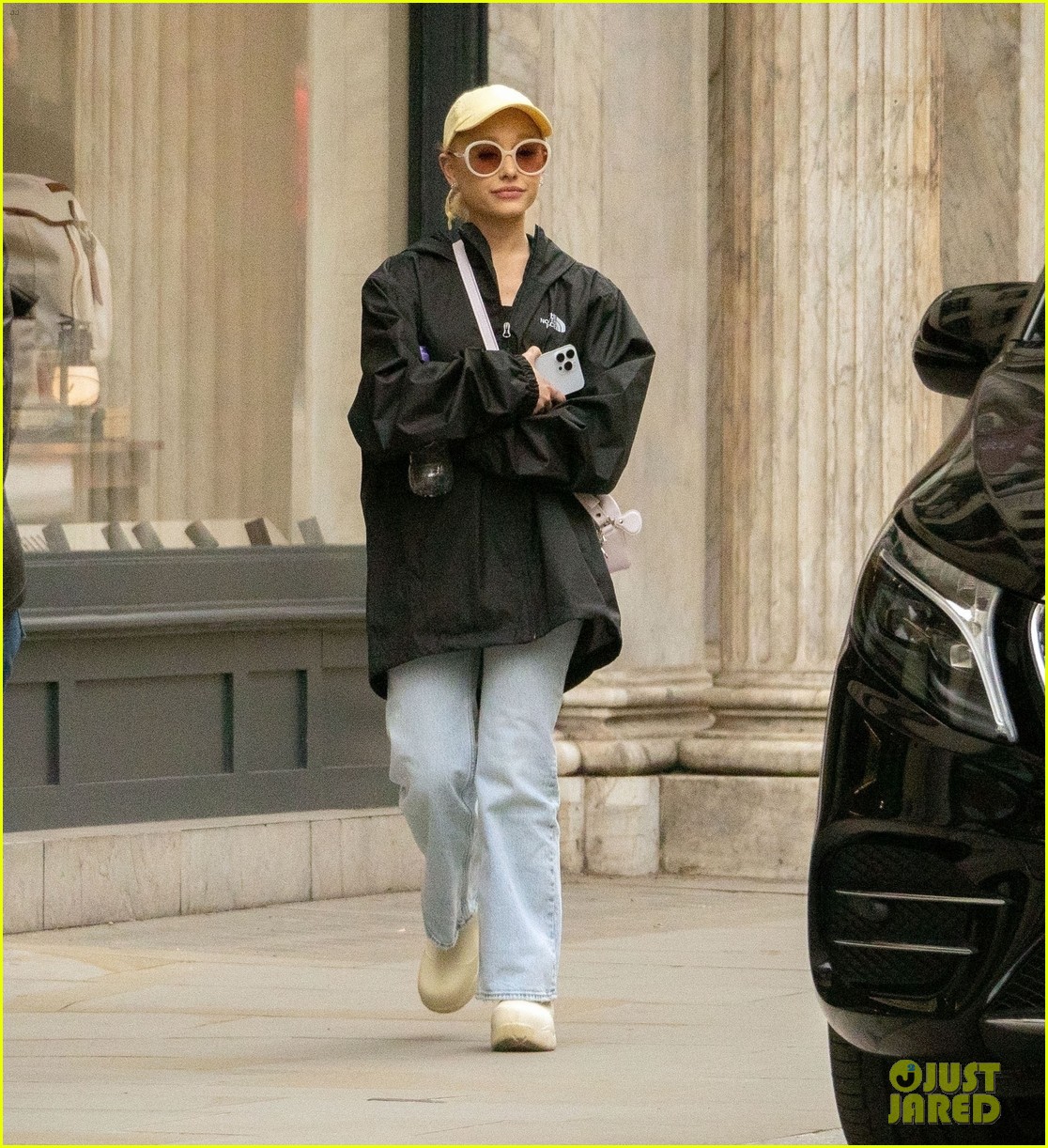 Ariana Grande Enjoys Time Off From Wicked Filming To Do Some Shopping