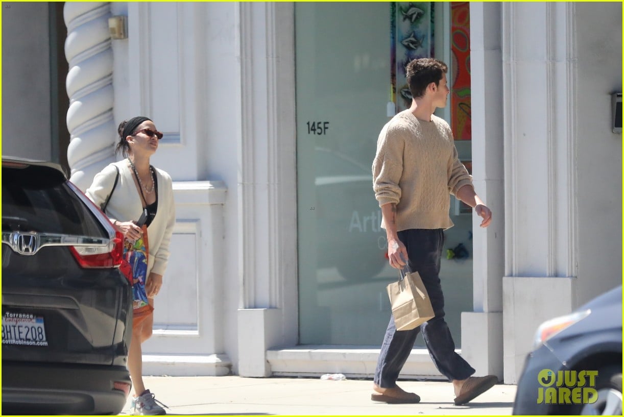 Shawn Mendes & Dr. Jocelyne Miranda Step Out for Something to Eat in