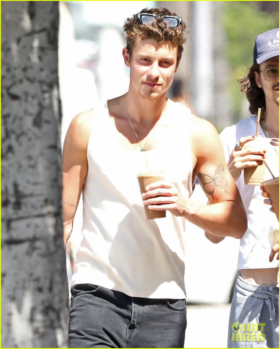 Shawn Mendes Picks Up Healthy Juice During Day Out with Friends Photo