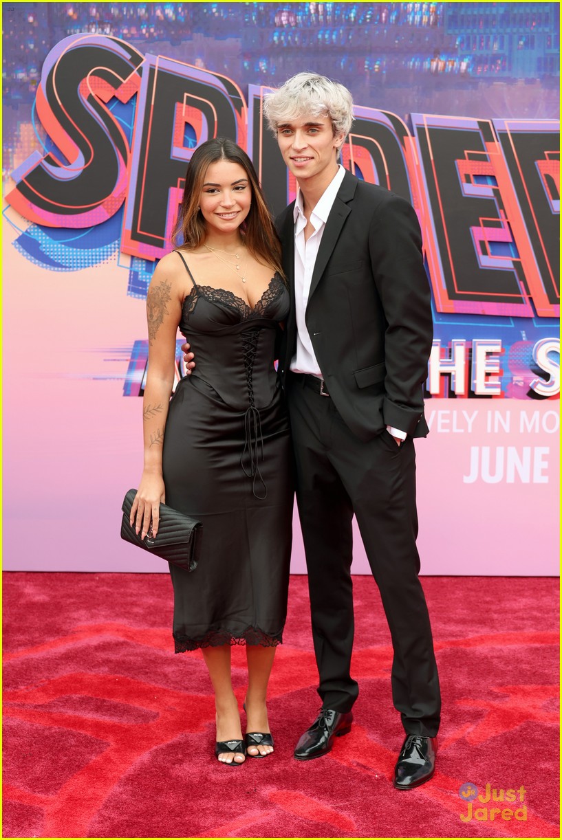 Hailee Steinfeld Goes Denim For Spider Man Across The Spider Verse Premiere With Shameik