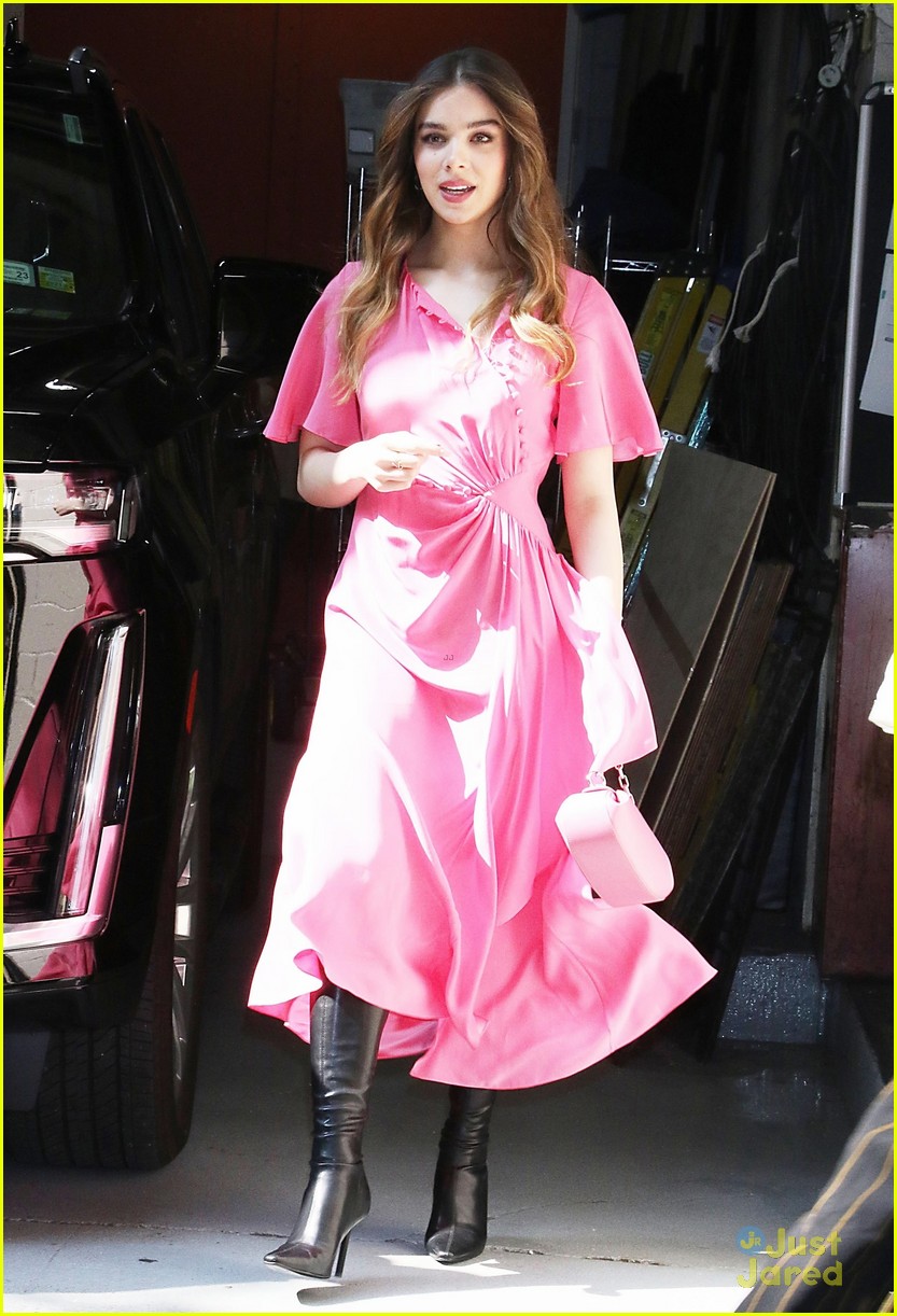 hailee steinfeld brings color to nyc for spider man press tour 04