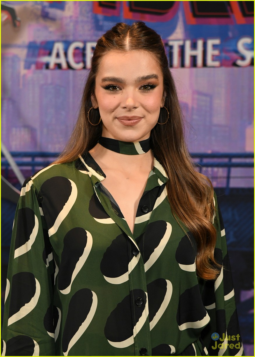 Hailee Steinfeld Brings Lots Of Color To Nyc For Spider Man Across The Spider Verse Press 