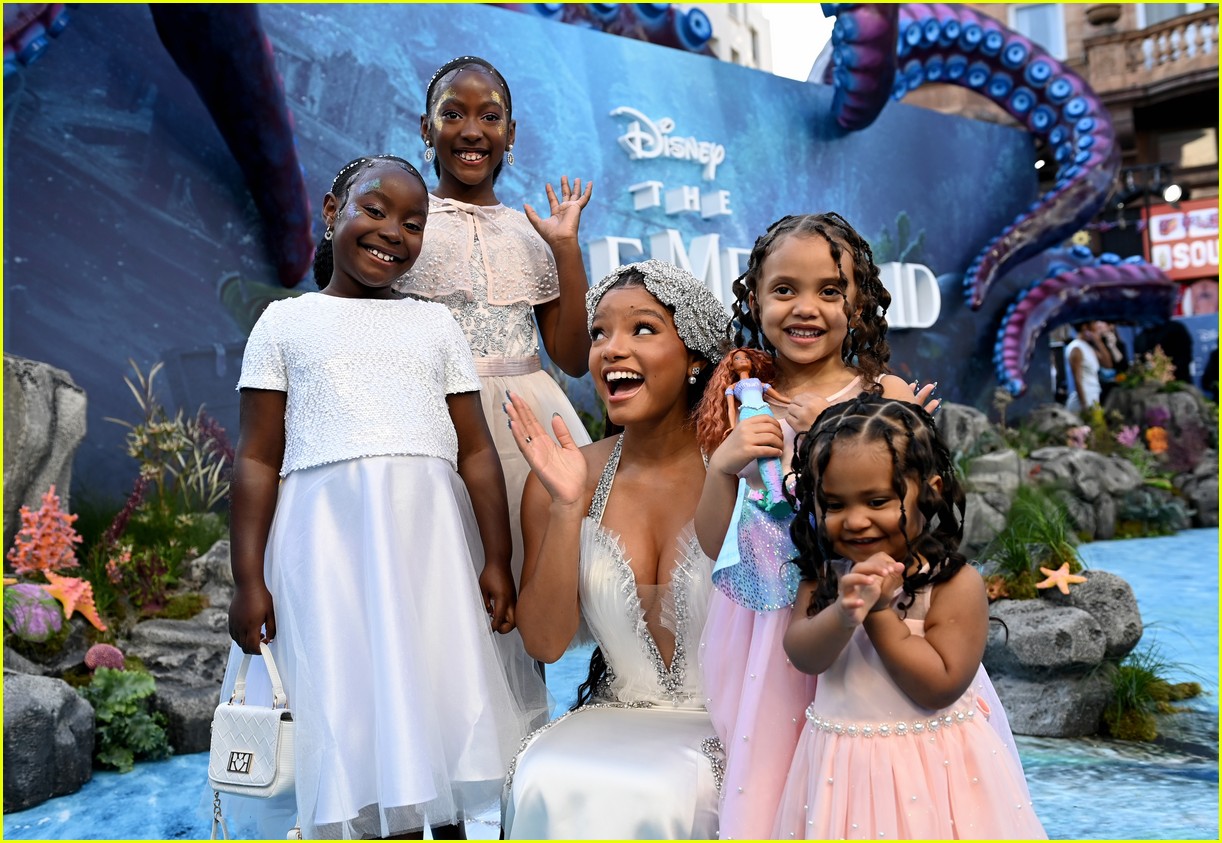 Halle Bailey Hugs Adorable Little Girl at 'The Little Mermaid' UK ...