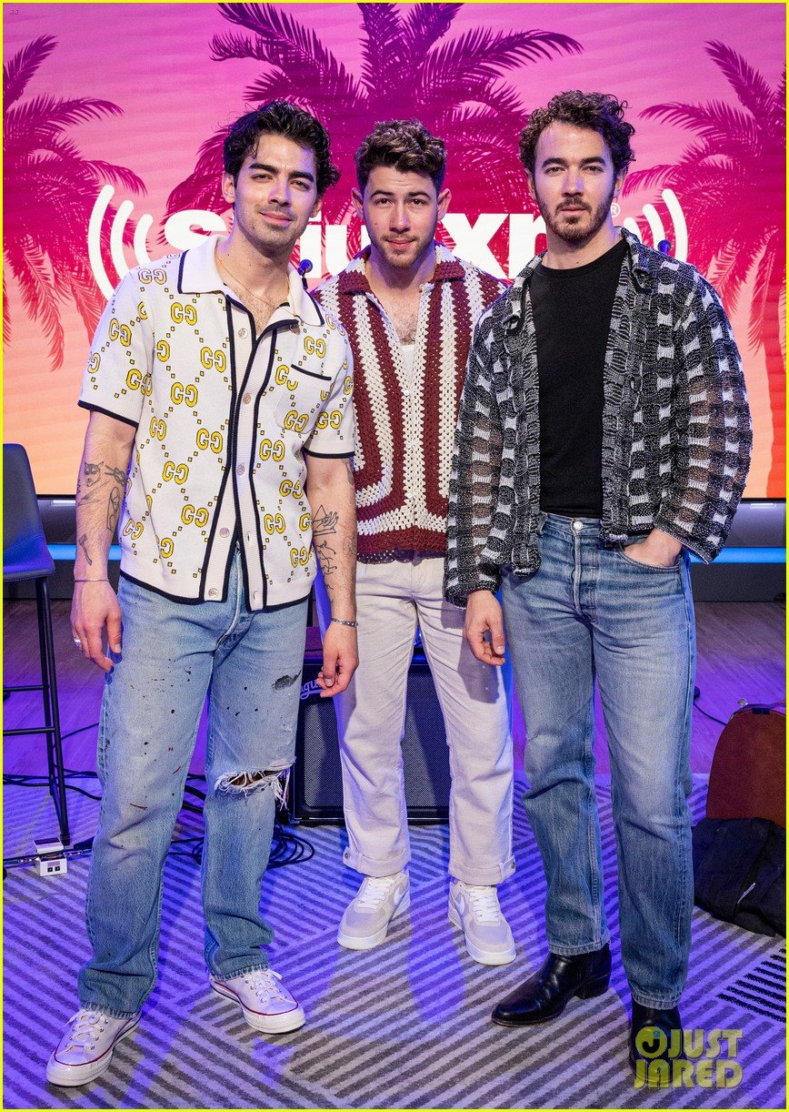 Nick, Joe & Kevin Jonas Cozy Up While Promoting Their New Album In ...