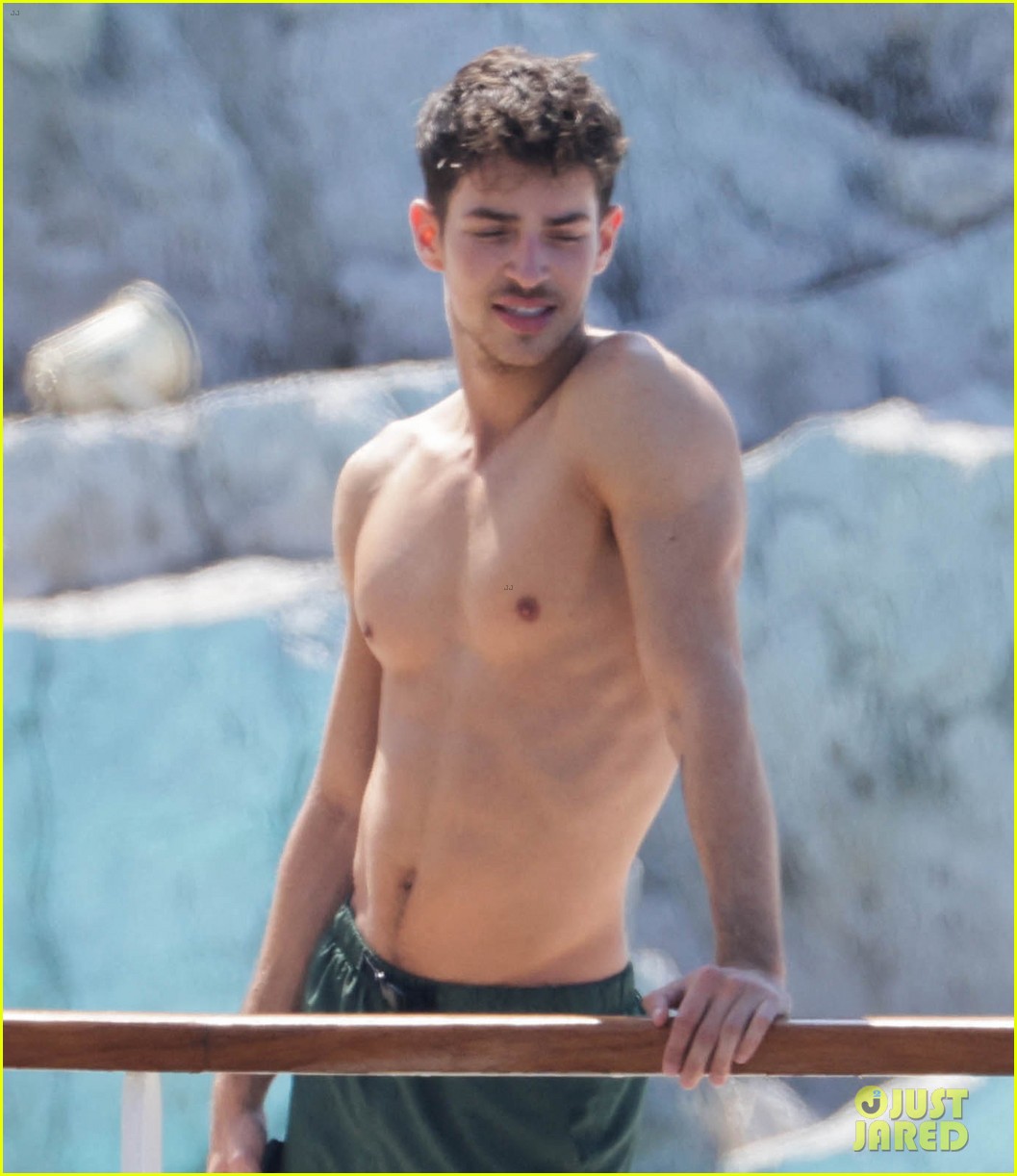 Manu Rios Goes Shirtless During A Cannes Beach Day Photo 1377576 Photo Gallery Just Jared Jr