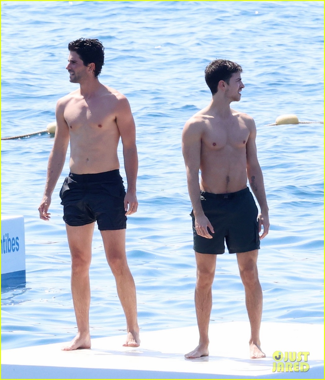 Manu Rios Goes Shirtless During A Cannes Beach Day Photo 1377578 Photo Gallery Just Jared Jr