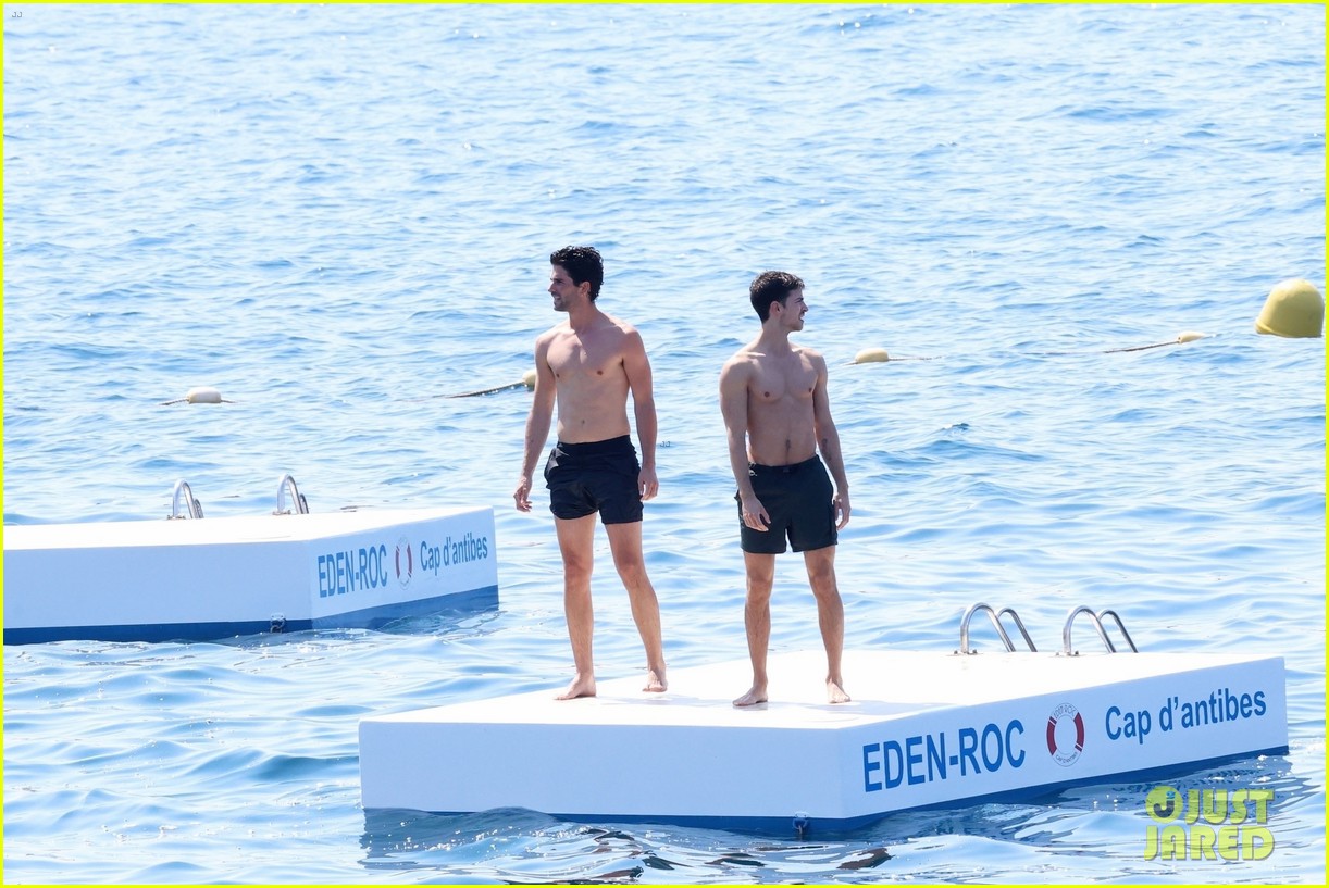 Manu Rios Goes Shirtless During A Cannes Beach Day Photo 1377583