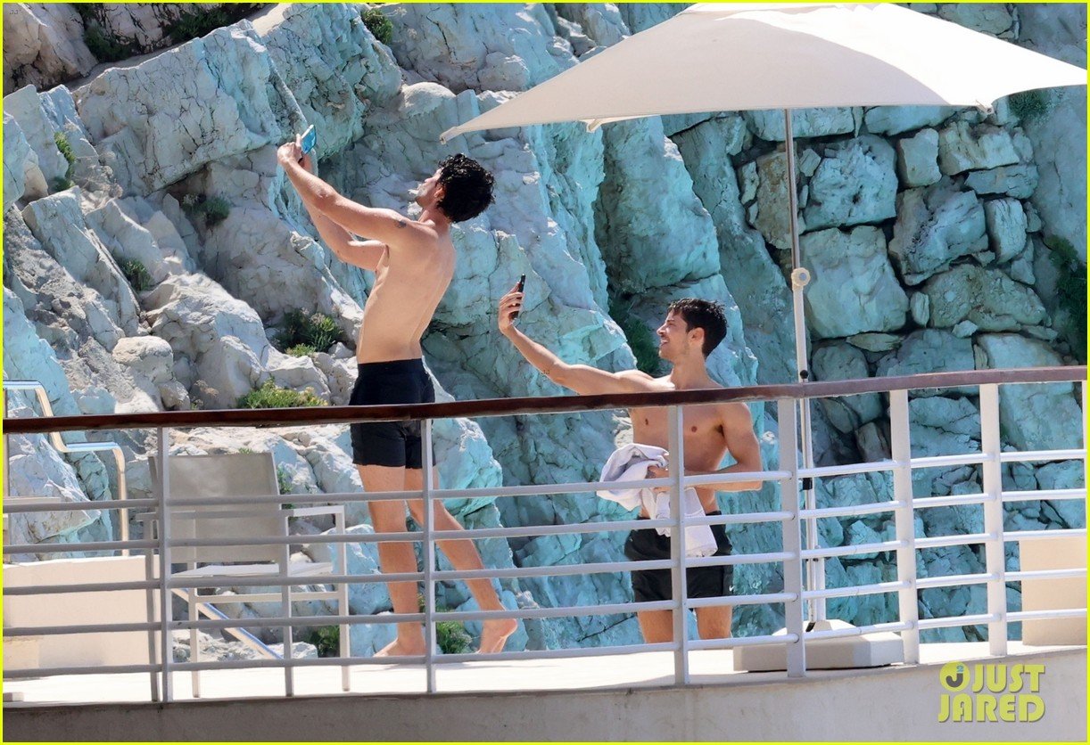 Manu Rios Goes Shirtless During A Cannes Beach Day Photo