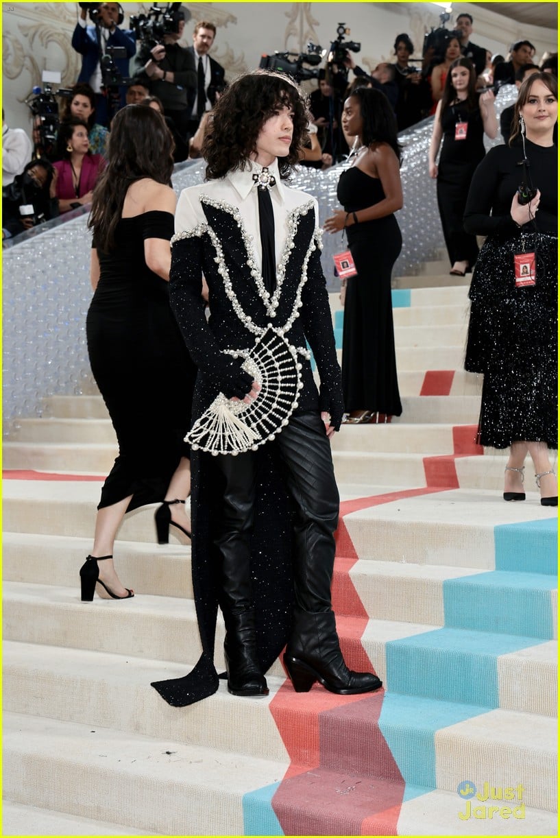 BFFs Olivia Rodrigo & Conan Gray Wear Black & White at the Met Gala ...