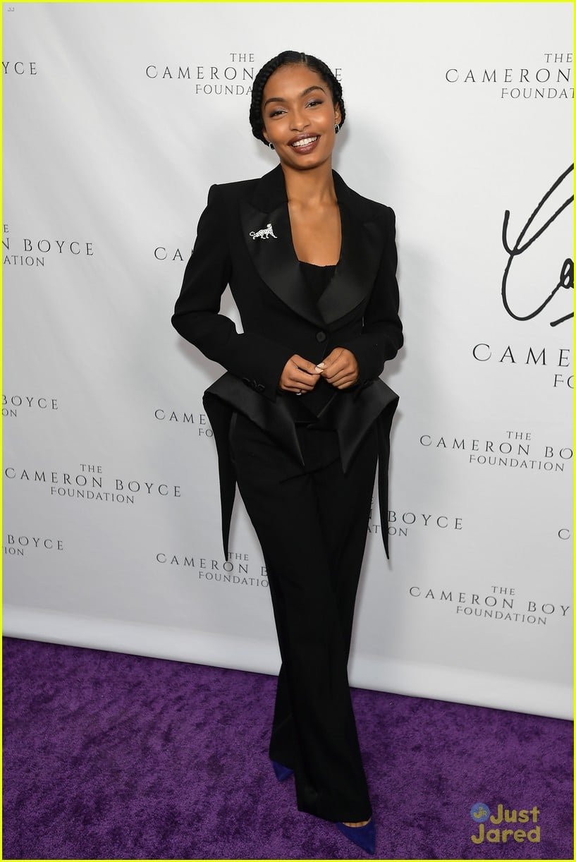 Full Sized Photo Of Dove Cameron Booboo Stewart Sofia Carson Reunite