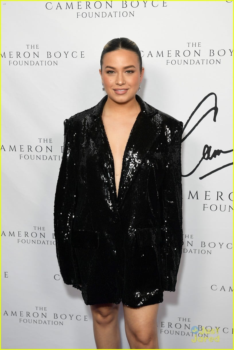 Full Sized Photo Of Dove Cameron Booboo Stewart Sofia Carson Reunite