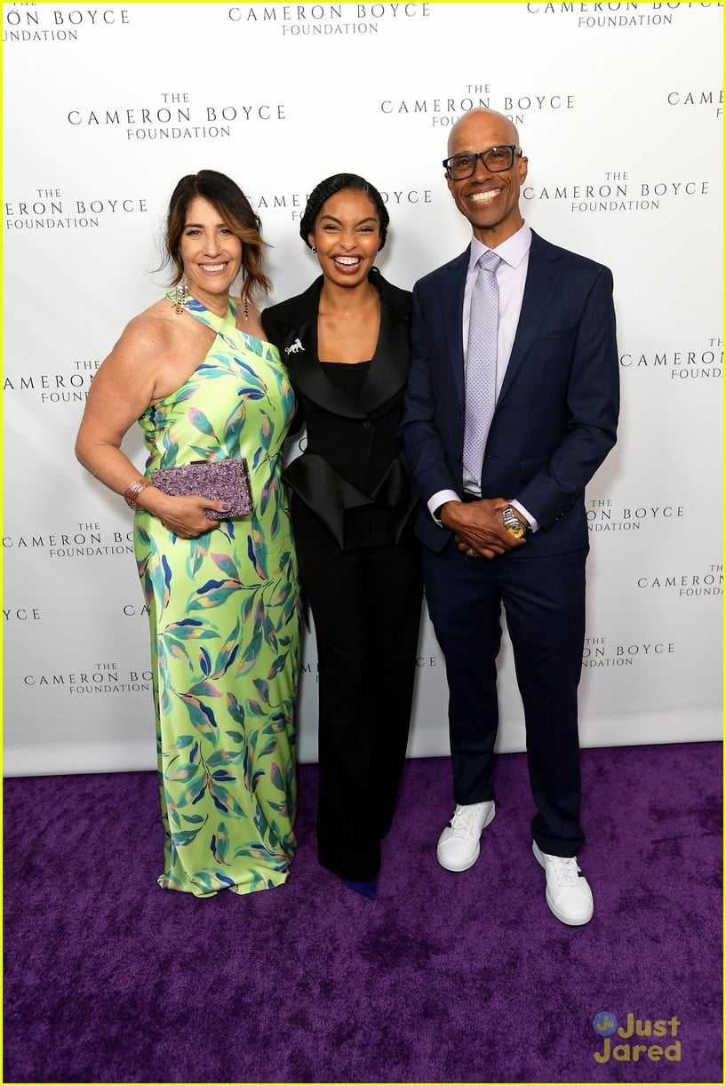 Full Sized Photo Of Dove Cameron Booboo Stewart Sofia Carson Reunite