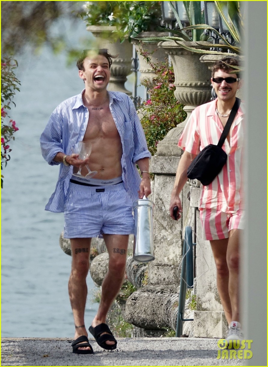 Thomas Doherty Soaks Up the Sun During Trip to Lake Como! | Photo ...