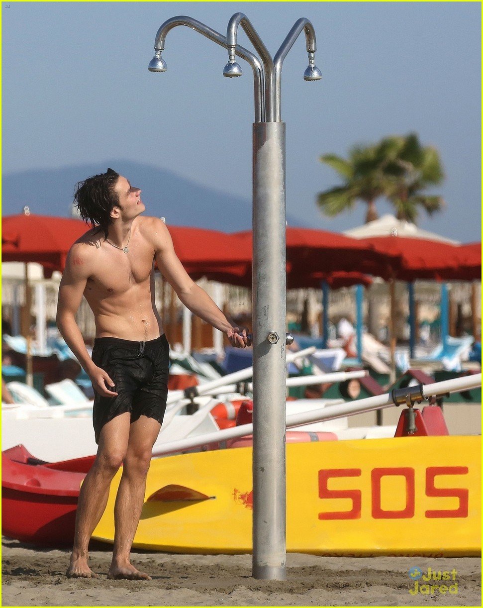 louis-partridge-soaks-up-the-sun-during-time-off-in-italy-see-the