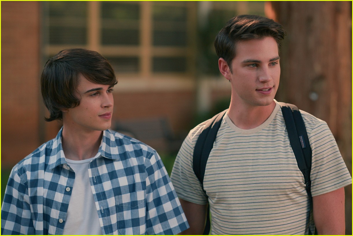 Carson Rowland & Logan Allen Return In First Look at Sweet Magnolias 