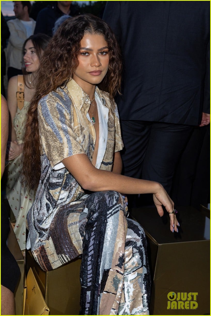 Zendaya Hangs Out with Beyonce & Jay-Z at Louis Vuitton Show in Paris ...