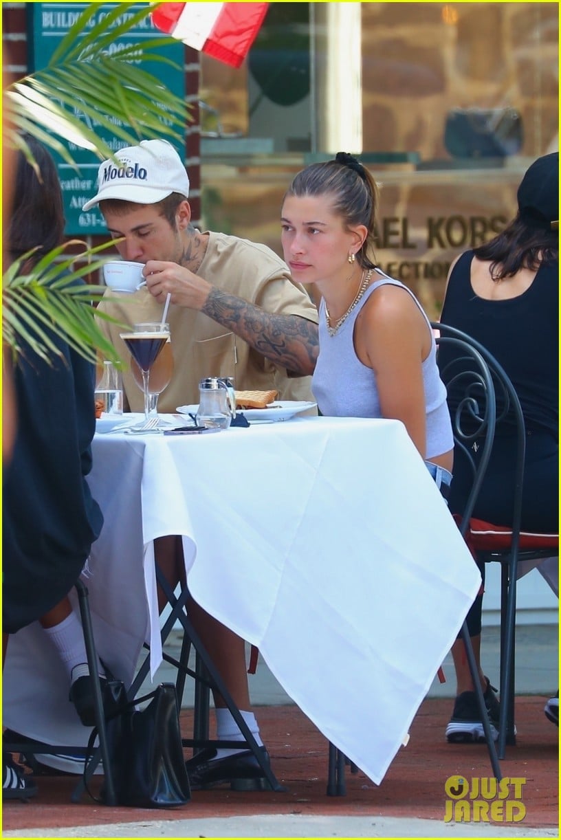 Justin Bieber & Wife Hailey Step Out For Lunch In Southampton | Photo ...