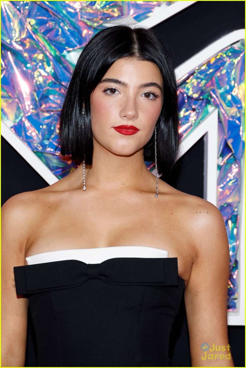 Charli & Dixie D'Amelio Rock 2 Looks Each at MTV VMAs 2023 | Photo