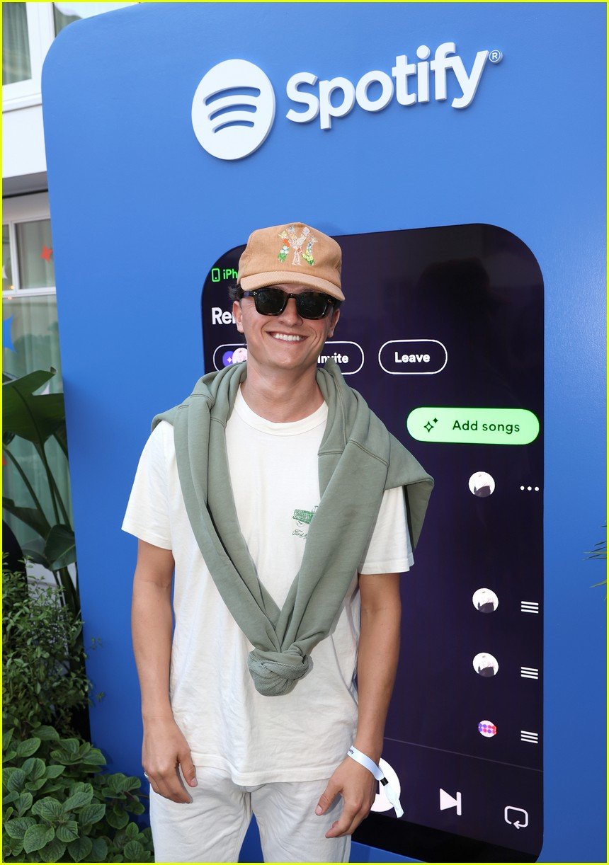 Renee Rapp Meets Up With 'Mean Girls' Co-Star Auli'i Cravalho at ...