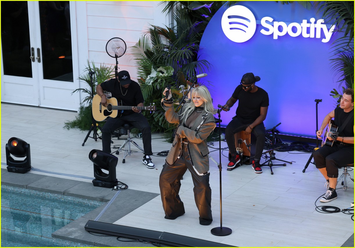 Renee Rapp Meets Up With 'Mean Girls' Co-Star Auli'i Cravalho at ...