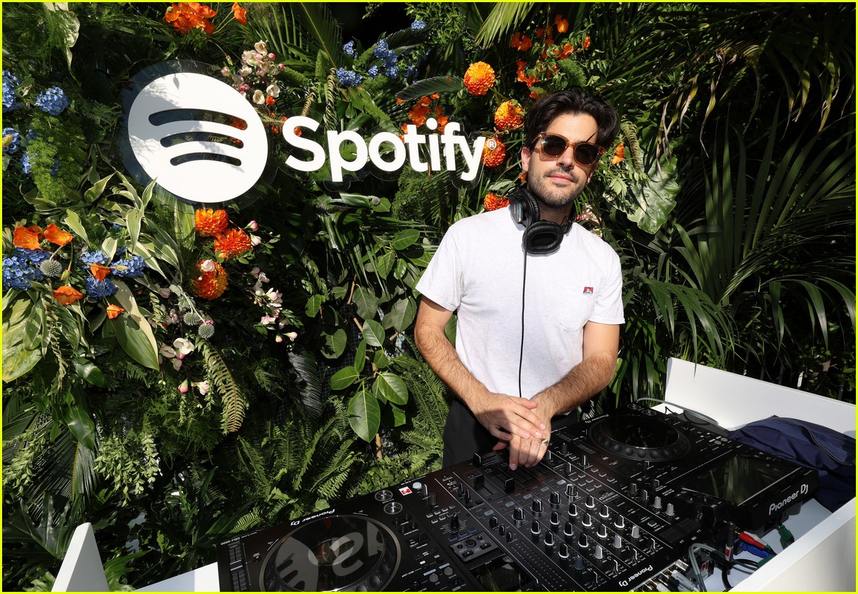 Renee Rapp Meets Up With 'Mean Girls' Co-Star Auli'i Cravalho at ...