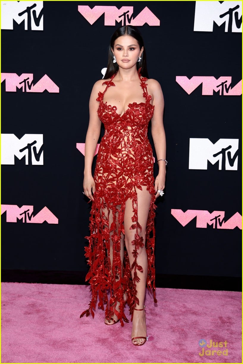 Selena Gomez Wins First VMA in 10 Years for 'Calm Down' With Rema
