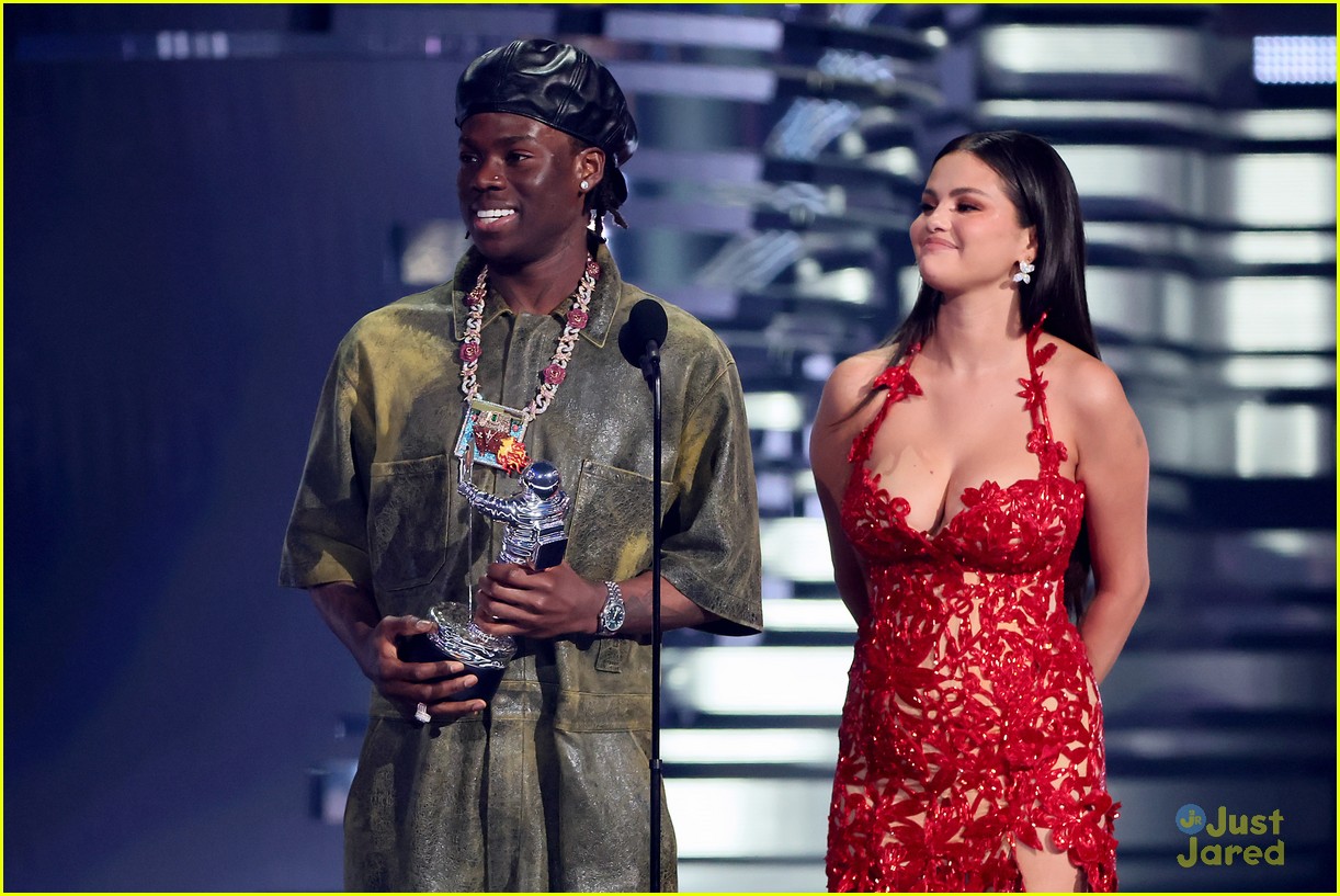 Selena Gomez Wins First VMA in 10 Years for 'Calm Down' With Rema