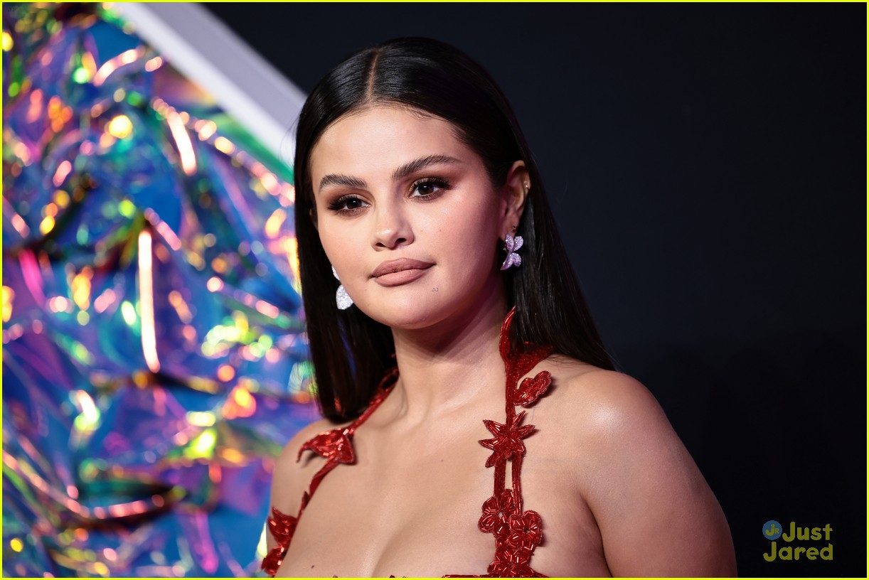 Selena Gomez Wins First VMA in 10 Years for 'Calm Down' With Rema