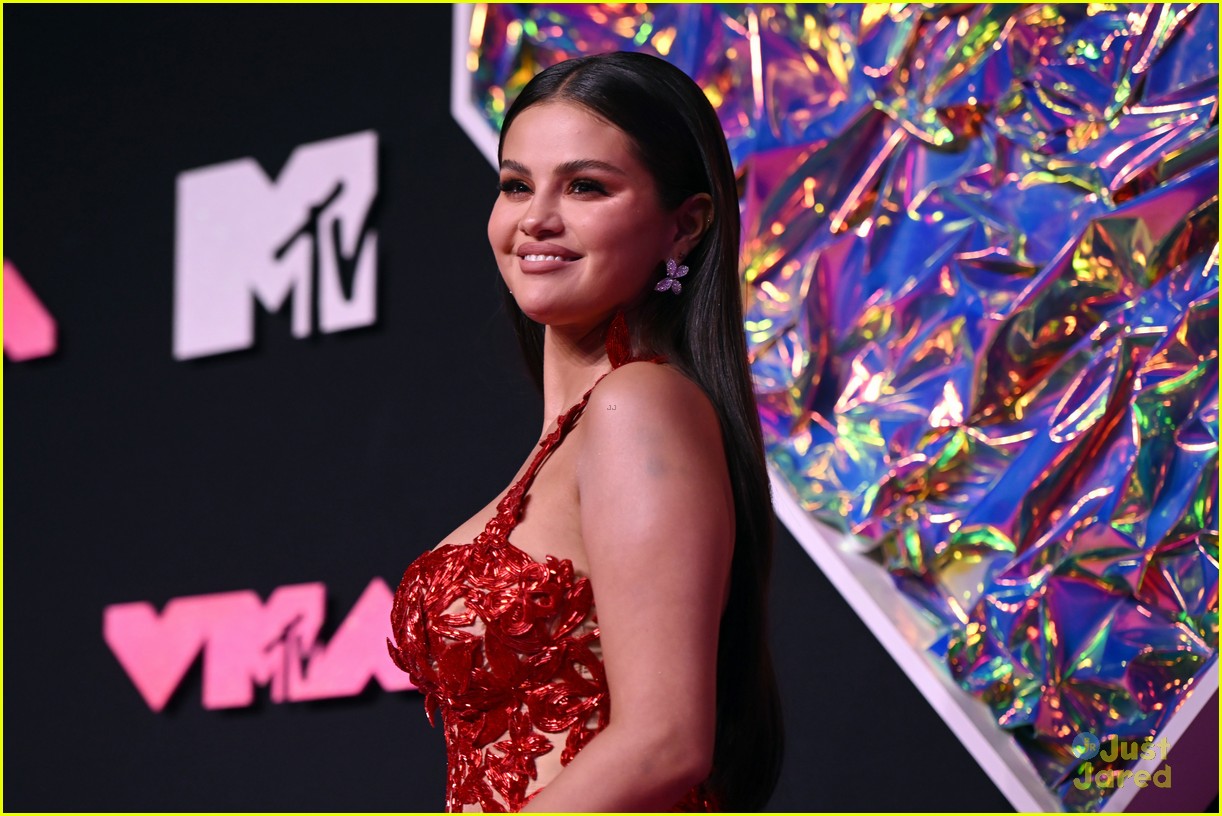 Selena Gomez Wins First Vma In Years For Calm Down With Rema Photo Photo