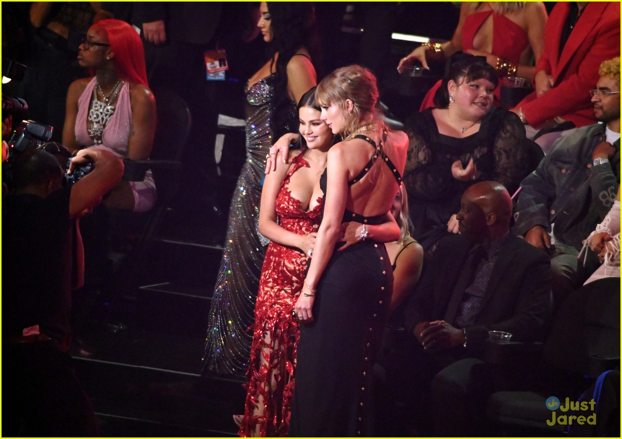 Selena Gomez Wins First Vma In Years For Calm Down With Rema Photo Photo