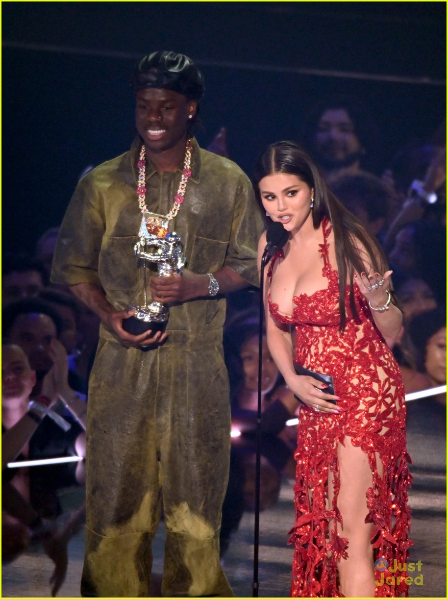 Selena Gomez Wins First Vma In Years For Calm Down With Rema Photo Photo