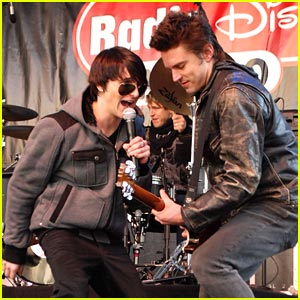 Mitchel Musso Warms Up The Magnificent Mile