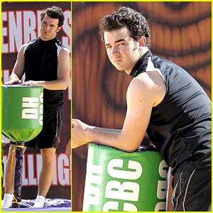 kevin jonas muscles