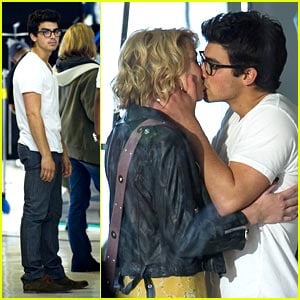 Joe Jonas & Chelsea Staub: Kiss Kiss!