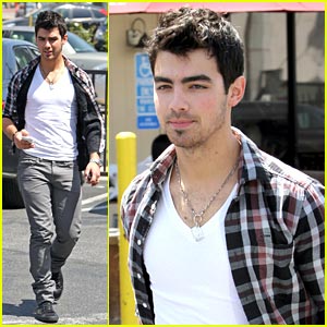 Joe Jonas: Four Seasons Stud | Joe Jonas, Jonas Brothers | Just Jared Jr.