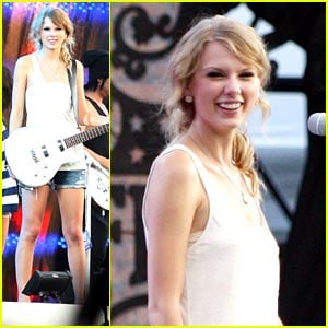 Taylor Swift: New Orleans Saints Smiley: Photo 384715, Taylor Swift  Pictures