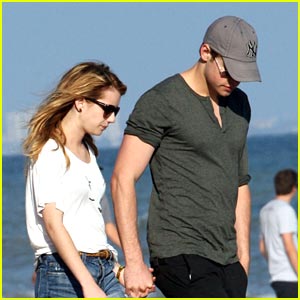 Emma Roberts & Chord Overstreet: Romantic Walk on the Beach